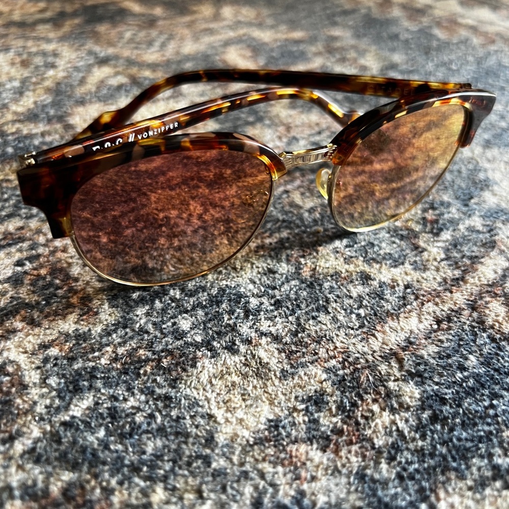 Von Zipper Golden Tortoise/Gold Chrome Gradient
Sunglasses